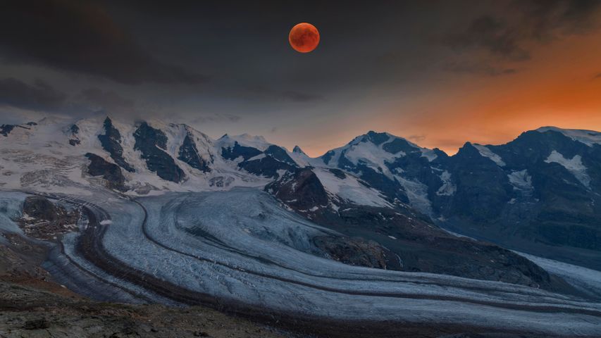 Vue panoramique du Piz Bernina avec la lune rousse, Alpes de l’Est, Suisse