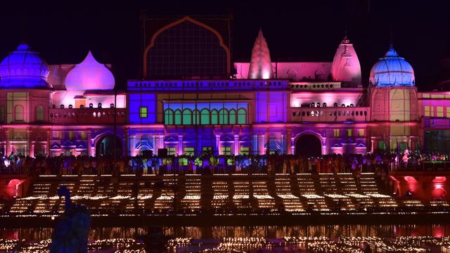Lâmpadas nas margens do rio Sarayu no Diwali, Ayodhya, Índia