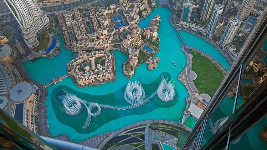 Blick vom Burj Khalifa in Dubai auf die Wasserspiele Dubai Fountain im Burj Khalifa Lake