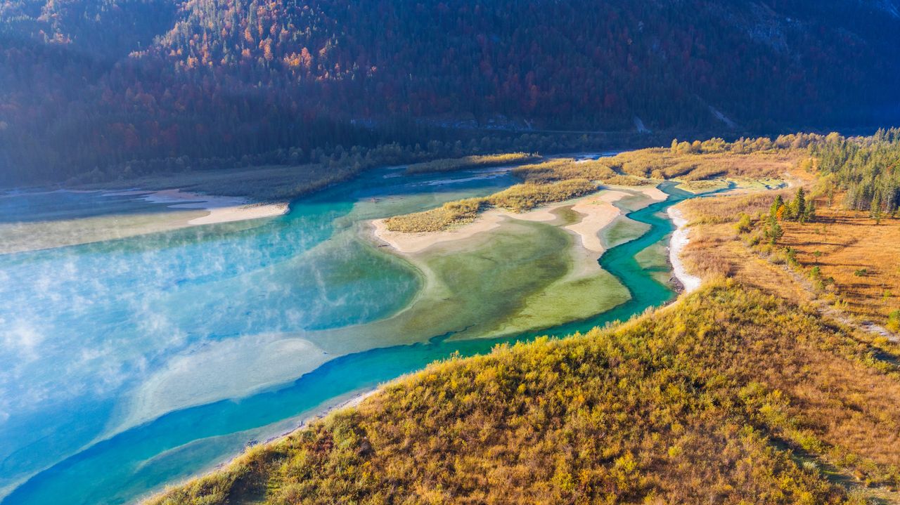 Vue aérienne de l’Isar se déversant dans le réservoir de Sylvenstein, Isarwinkel, Lenggries, Allemagne