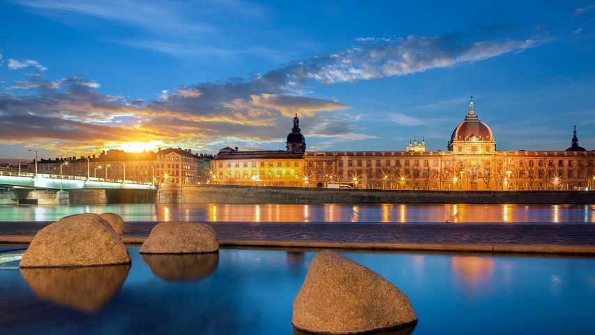 Vue nocturne depuis le Rhône sur la ville de Lyon avec le Grand Hôtel-Dieu et la cathédrale de Fourvière, France