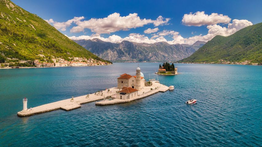 Isola di San Giorgio e Nostra Signora delle Rocce nella baia di Kotor, Perast, Montenegro