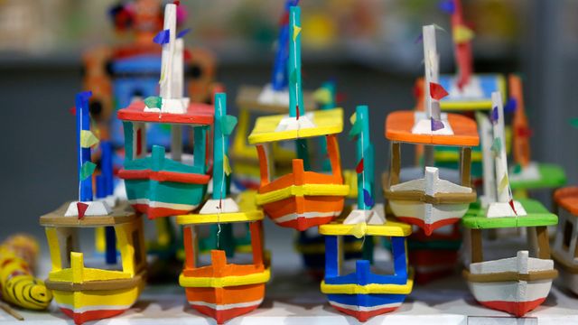 Brinquedos tradicionais de miriti expostos durante o Círio de Nazaré em Belém, Pará