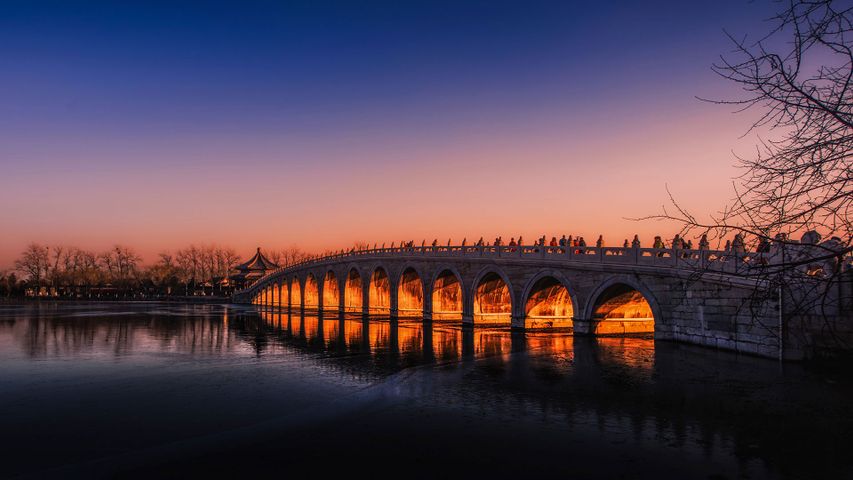北京颐和园昆明湖上的十七孔桥，中国
