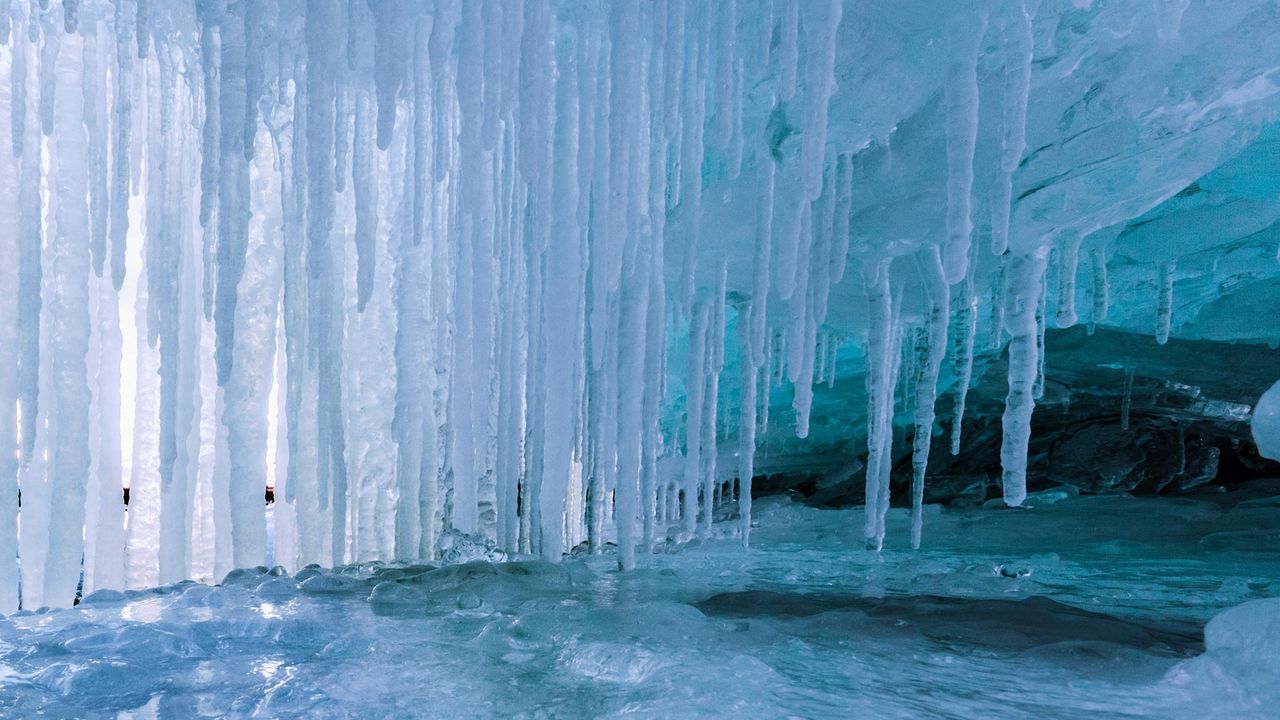Icicles on Lake Superior, Thunder Bay, Ont.
