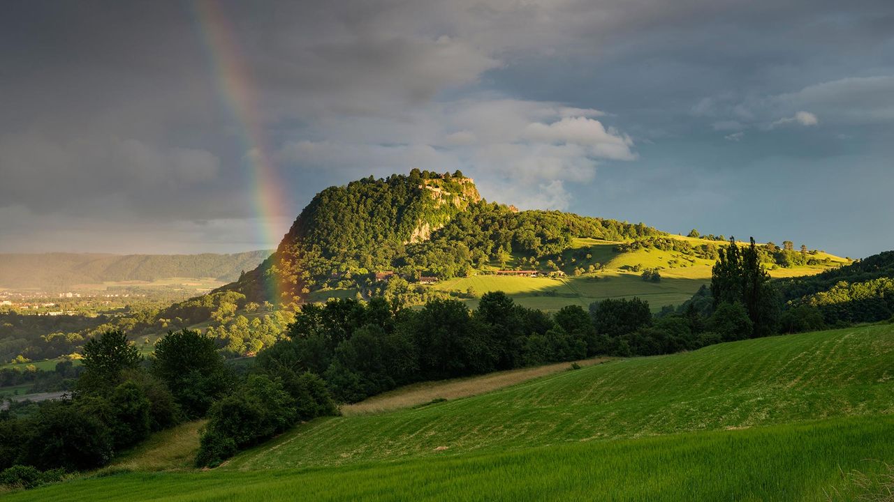 Blick auf den Hohentwiel im Hegau mit Regenbogen, Baden-Württemberg