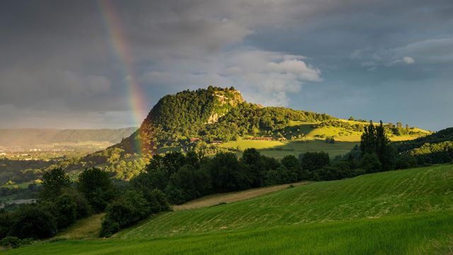 Blick auf den Hohentwiel im Hegau mit Regenbogen, Baden-Württemberg