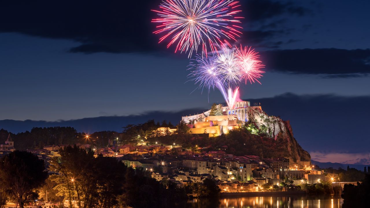 Feu d'artifice du 14 juillet au-dessus de la citadelle de Sisteron au crépuscule, Provence