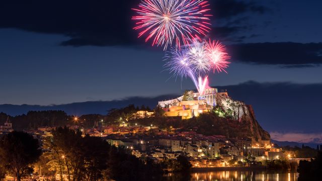 Feu d'artifice du 14 juillet au-dessus de la citadelle de Sisteron au crépuscule, Provence