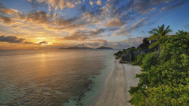 Digging La Digue