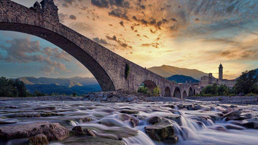 Die Bogenbrücke Ponte Gobbo in Bobbio, Italien