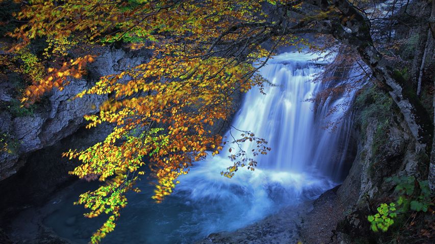 奥尔德萨和佩尔迪多山国家公园里的瀑布，西班牙比利牛斯山脉