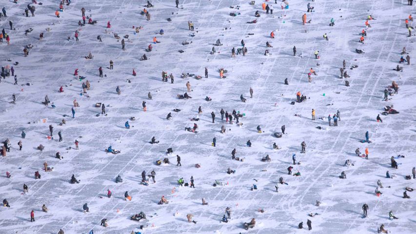 人们在布雷纳德的加尔湖上冰钓，明尼苏达州