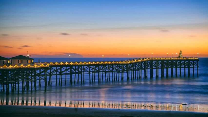 Christmas tree at Crystal Pier, Pacific Beach, San Diego, California ...