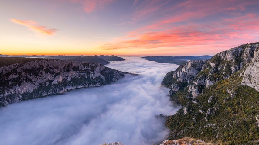 Una mañana de niebla en las gargantas del Verdon, en los Alpes de Alta Provenza, Francia