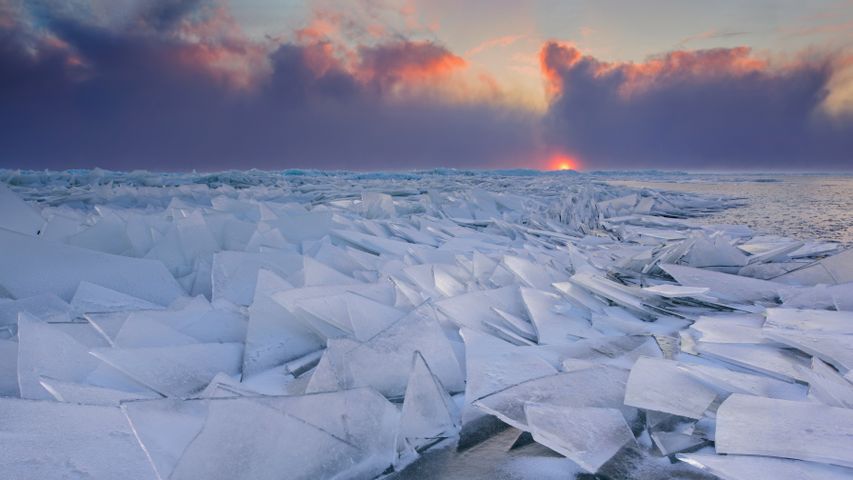 Dune di ghiaccio sul Lago dei Ciudi in Estonia