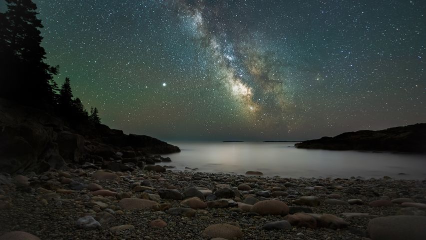Via-Láctea sobre o Parque Nacional de Acadia, no Maine, Estados Unidos