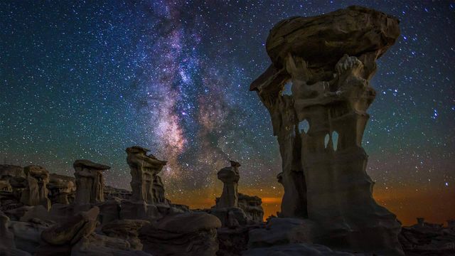 Bisti/De-Na-Zin Wilderness上空的银河,美国新墨西哥州